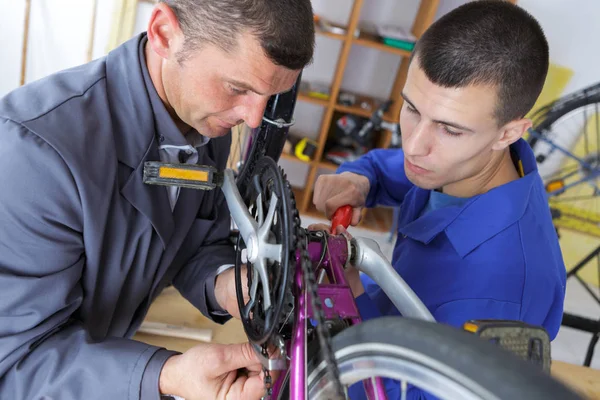 Aprender o reparo da bicicleta — Fotografia de Stock