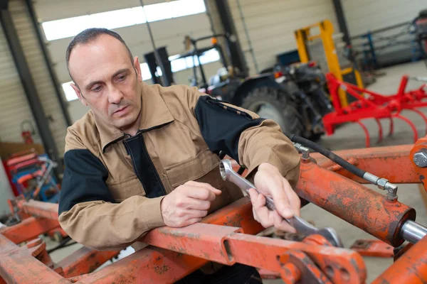 Technik v továrně na Údržba stroje pracují s klíčem — Stock fotografie