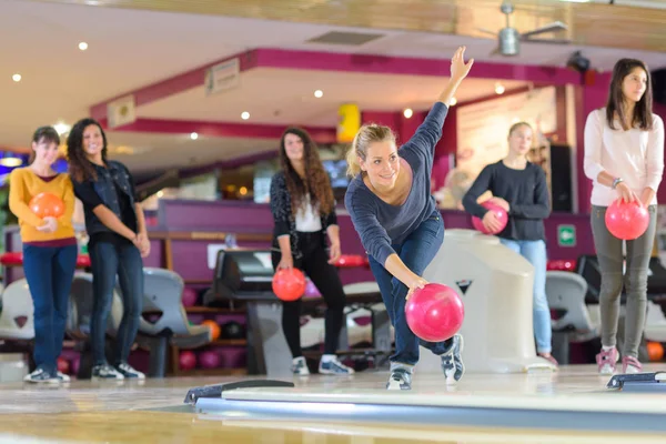 Kadınlar on bowling pin — Stok fotoğraf