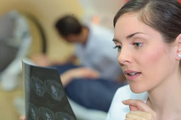 Vrouwelijke arts behandeling van een cat-scan van de hersenen — Stockfoto