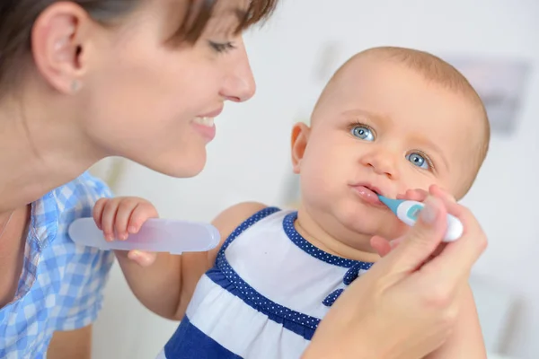Mother looked at the thermometer baby high fever — Stock Photo, Image