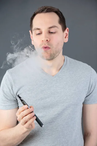 Handsome young man vaping — Stock Photo, Image