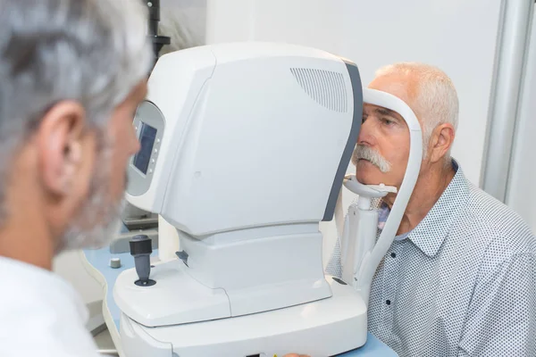 Escanear los ojos y trabajar —  Fotos de Stock