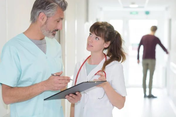 Due operatori sanitari nel corridoio ospedaliero — Foto Stock