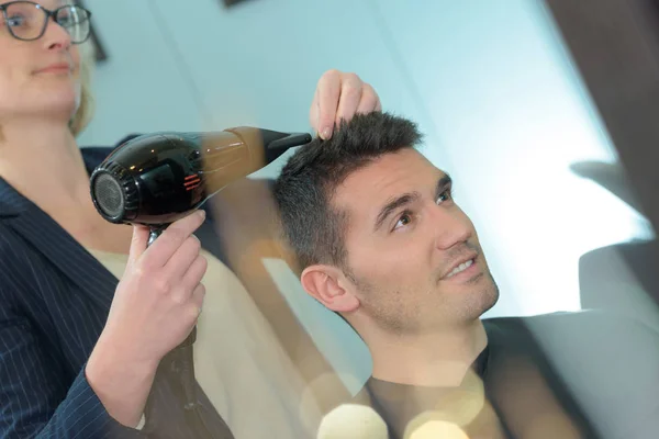 Junger Mann beim Friseur — Stockfoto