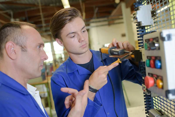 Aprendiz masculino de entrenamiento de electricista — Foto de Stock