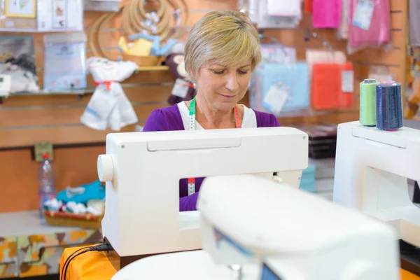 Mujer de costura en la máquina de coser —  Fotos de Stock