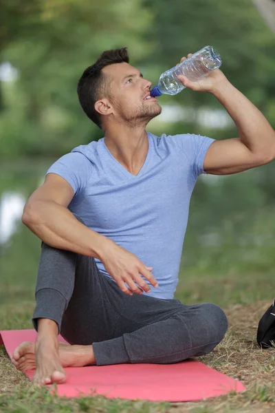 Ung man dricksvatten under Morgonträning — Stockfoto