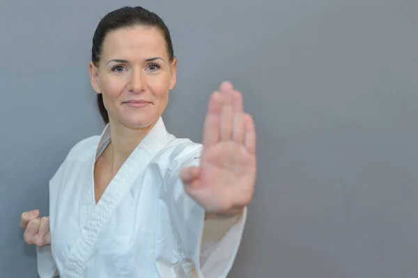 Karateka feminino posando e feminino — Fotografia de Stock