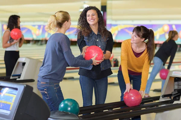 Gorl vänner att ha kul på bowling — Stockfoto