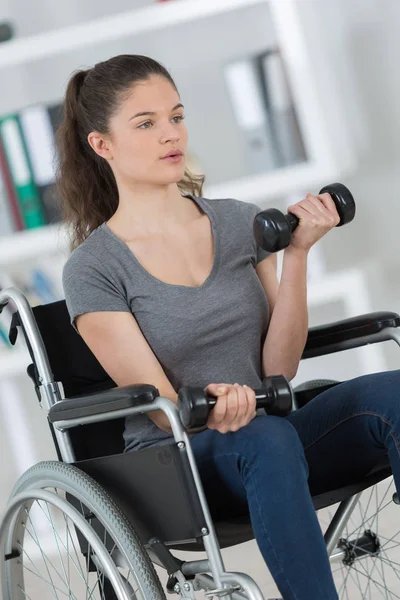 Jeune jolie femme faisant de l'exercice à la maison malgré son handicap — Photo