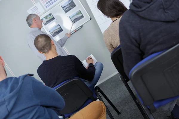 Studenten in een klaslokaal — Stockfoto