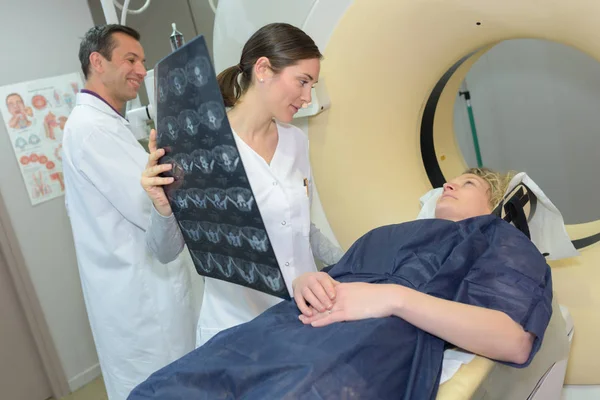 Doctor showing digital tablet to patient — Stock Photo, Image