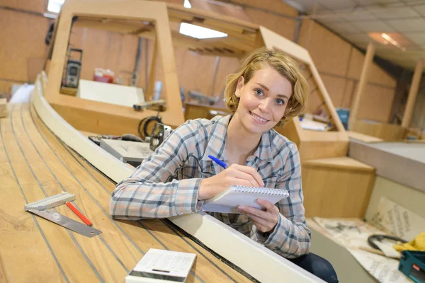 Junge hübsche Bootsschreinerin — Stockfoto