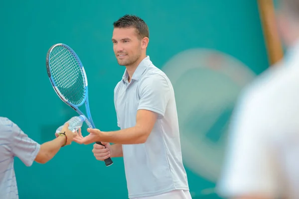 Tennisspeler met een gebotteld water — Stockfoto