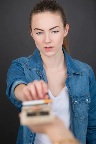 Flicka med cigaretter och cigarett — Stockfoto