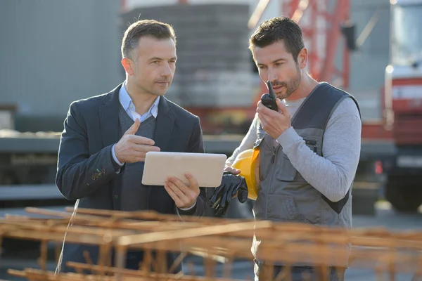 L'homme sur le chantier, un qui parle en talkie-walkie — Photo