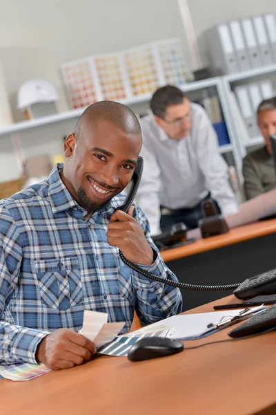 Vrolijke man de telefoon beantwoorden — Stockfoto