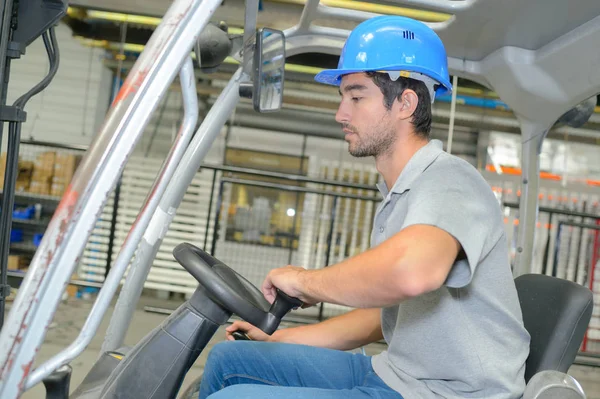 Profil des Gabelstaplerfahrers — Stockfoto