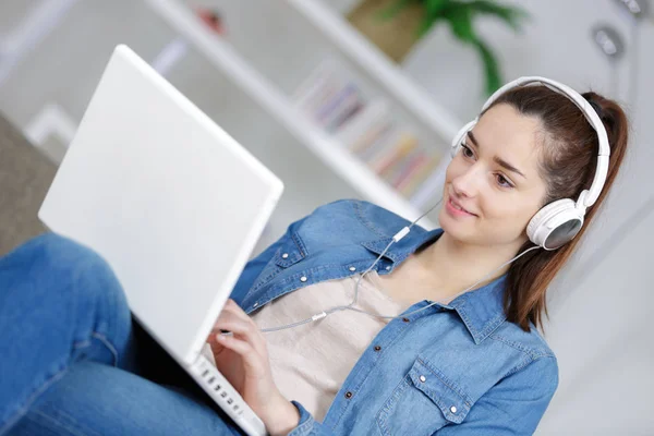 Ein College-Mädchen arbeitet am Laptop — Stockfoto