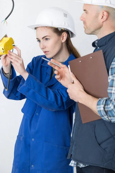 Joven aprendiz eléctrica femenina — Foto de Stock