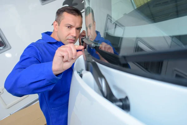 Monteur controleren de ruitenwissers — Stockfoto