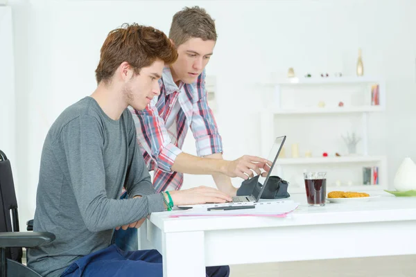 Uma equipa que trabalha num computador — Fotografia de Stock