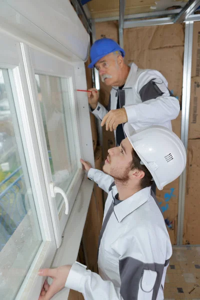 집안에 창문을 설치하는 건축 봉사자들 — 스톡 사진