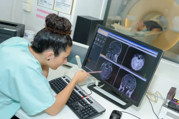 Radiólogo que supervisa el examen — Foto de Stock