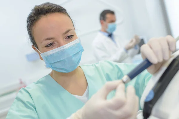 Portret kobieta dentysty w klinice stomatologicznej — Zdjęcie stockowe