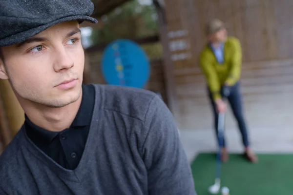 Junge Golferin konzentriert sich und Golf — Stockfoto