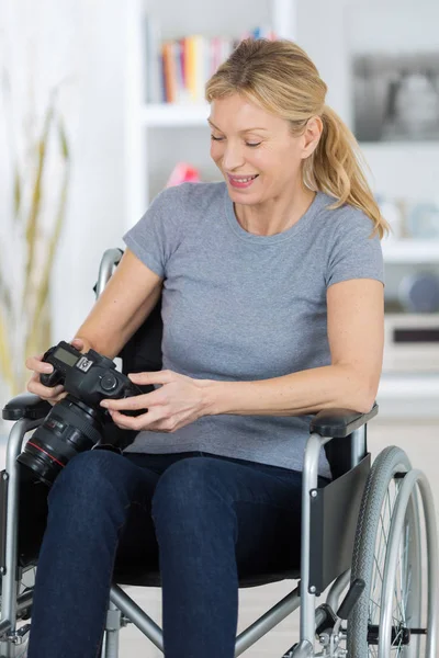 Bella donna disabile matura utilizzando la fotocamera dslr — Foto Stock