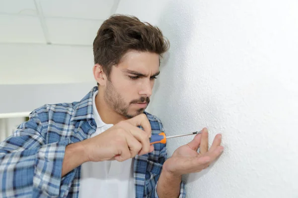 Ervaren elektricien voorbereiding gaten voordat het toestel installeren — Stockfoto