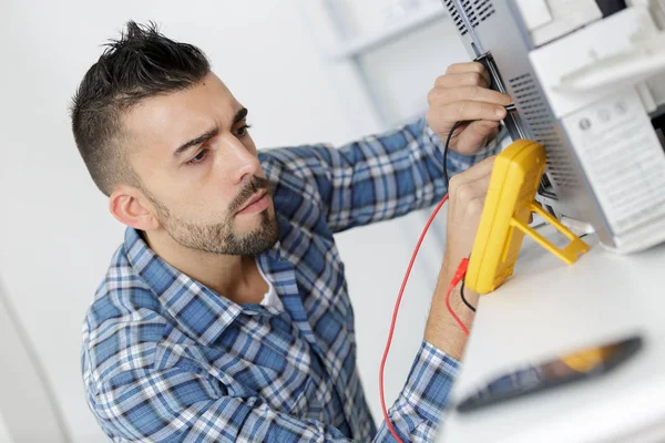 Techniker Messgeräte und Kalibrierung — Stockfoto