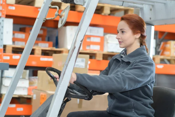 Ritratto del conducente femminile del carrello elevatore a forcella in fabbrica — Foto Stock