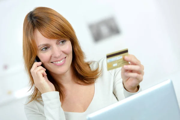 Beautiful female shopping online and paying with a credit card — Stock Photo, Image