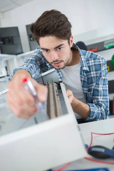 Uomo che fissa un radiatore — Foto Stock