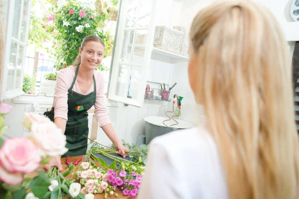 Florist välkomna en kund — Stockfoto