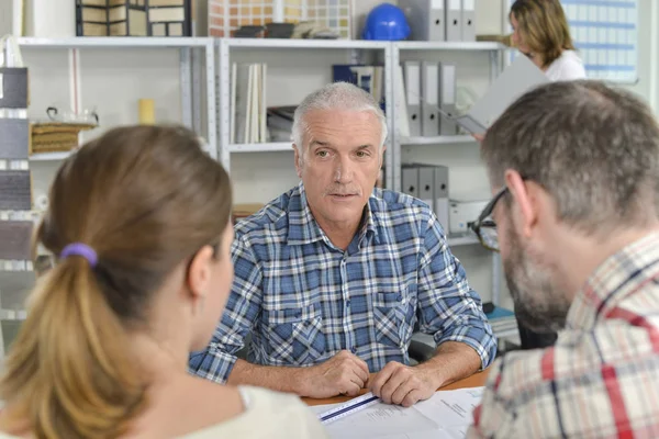 Architect ontmoeting met een jong koppel — Stockfoto