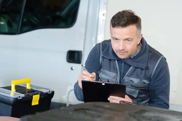 Portret mechanika pracującego w garażu — Zdjęcie stockowe