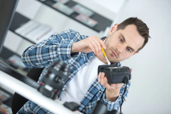 Man reinigen van een accessoire voor camera — Stockfoto