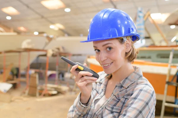 Carpinteiras com walkie-talikie comunicando na oficina — Fotografia de Stock