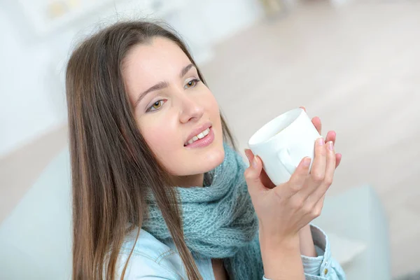 Hermosa chica joven bebiendo café — Foto de Stock