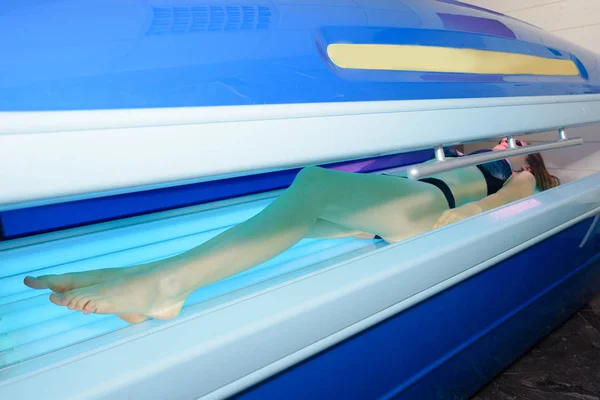 Woman in sun tanning machine — Stock Photo, Image