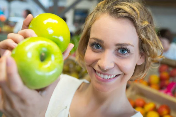 Niña sosteniendo manzanas verdes — Foto de Stock