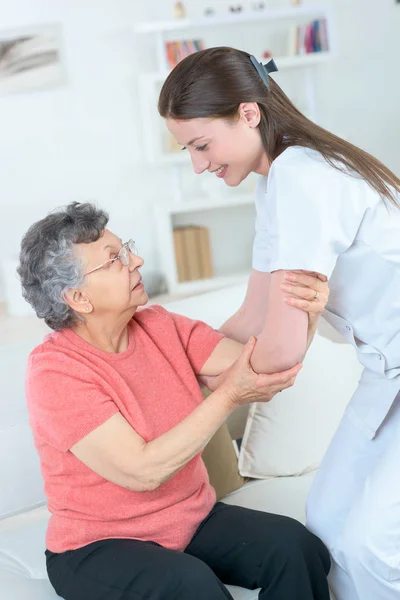 Caregiver in casa — Foto Stock