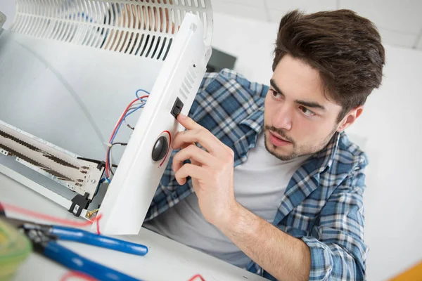 Hombre del radiador apretando llave — Foto de Stock