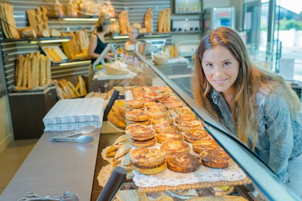 Женщина выбирает в пекарне — стоковое фото