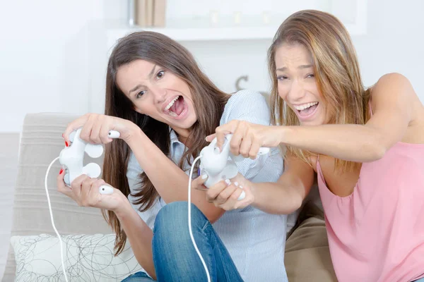 Веселые привлекательные девушки, играющие в видеоигры — стоковое фото