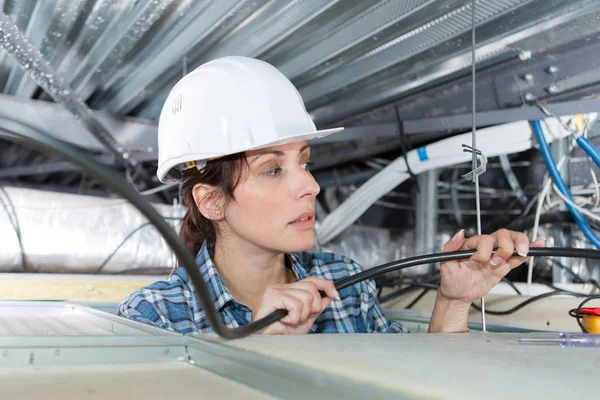Kvinnliga elektriker med kablar — Stockfoto
